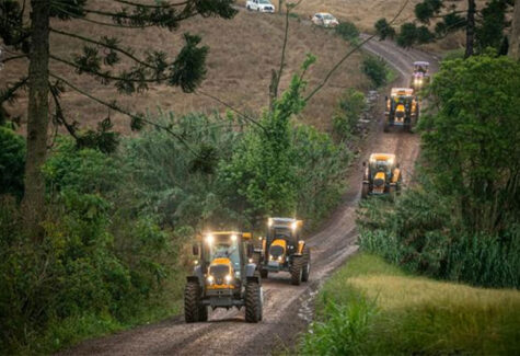Dada a largada na romaria de tratores pela zona da mata de Pernambuco