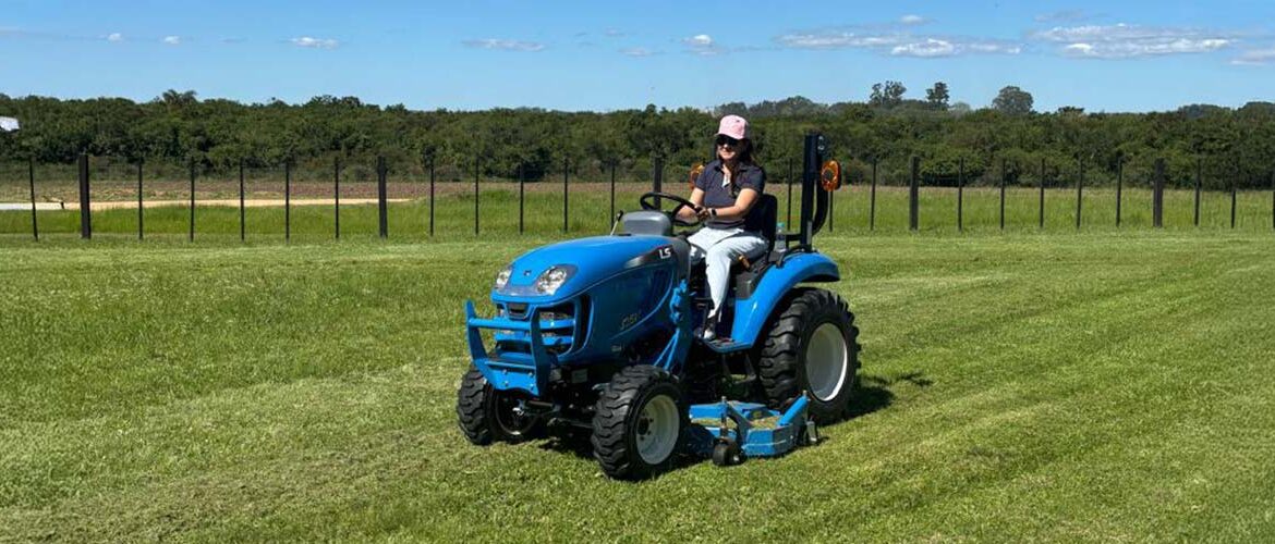 Trator compacto destaca-se por sua eficiência no campo e na cidade