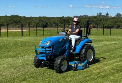 Trator compacto destaca-se por sua eficiência no campo e na cidade