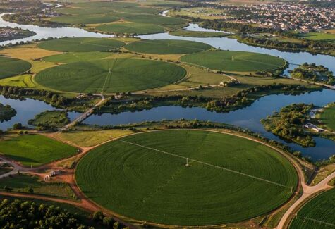 Polos de irrigação mudam a economia no campo