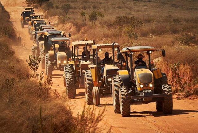 A maior expedição de tratores do mundo desembarca no Oeste da Bahia nesta sexta-feira